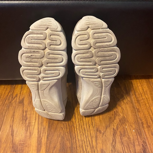 Women’s slip on sketchers - Picture 4 of 4